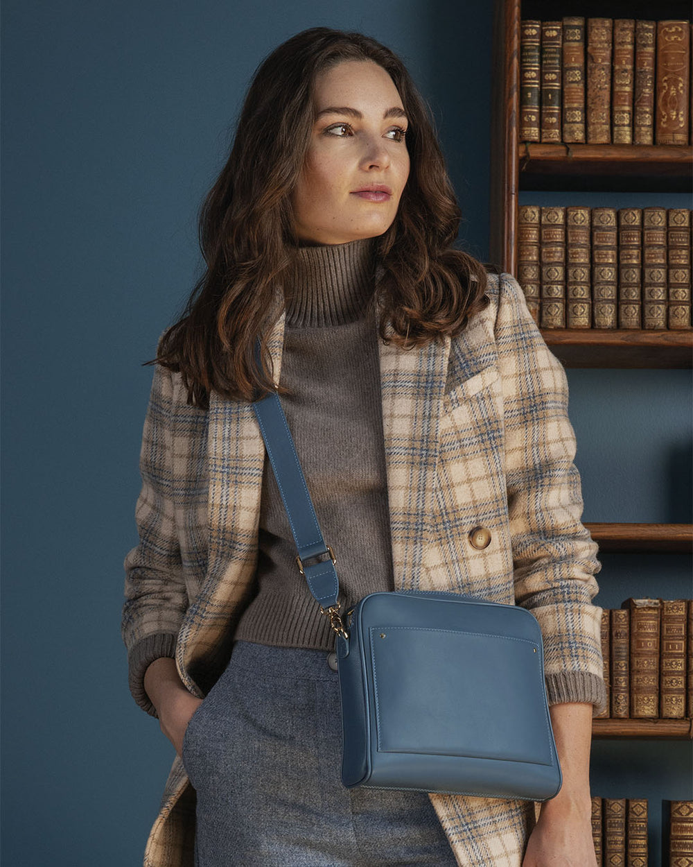 Notre sac Zoom Renouard en cuir vintage jean et bandoulière cuir, vu porté par notre mannequin.
