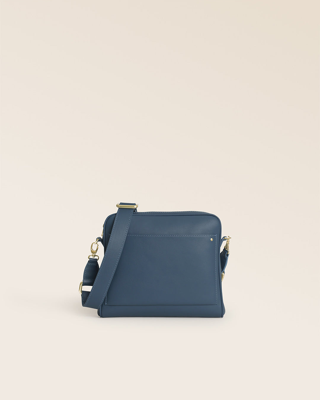 Notre sac Zoom Renouard en cuir vintage jean et bandoulière cuir, vu de face en studio.