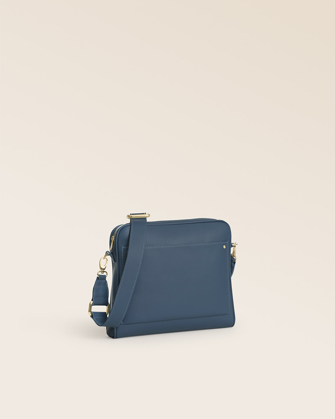 Notre sac Zoom Renouard en cuir vintage jean et bandoulière cuir, vu de quart en studio.