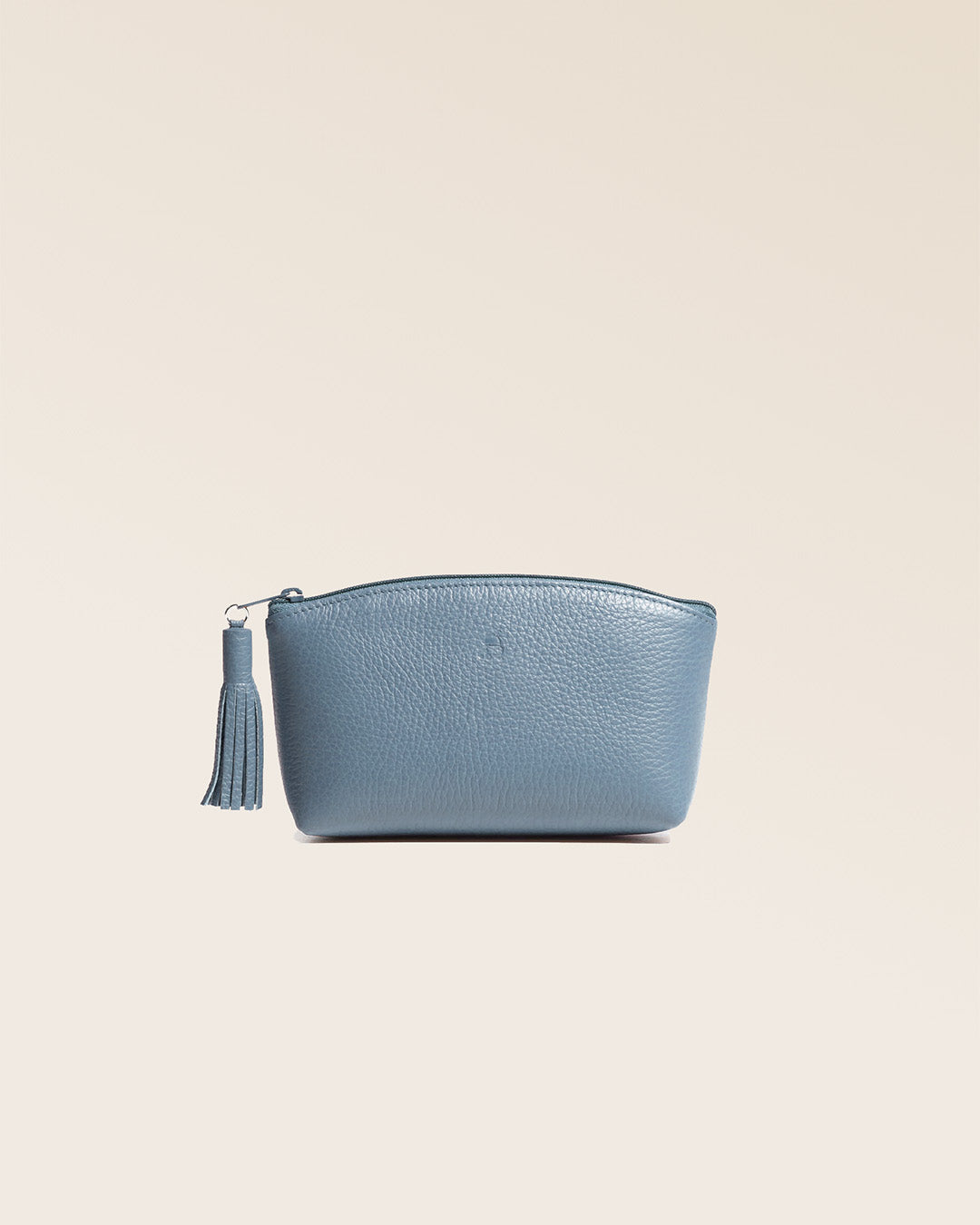 Notre trousse Astrid Renouard en cuir façon vigogne bleu cobalt vue de face en studio.