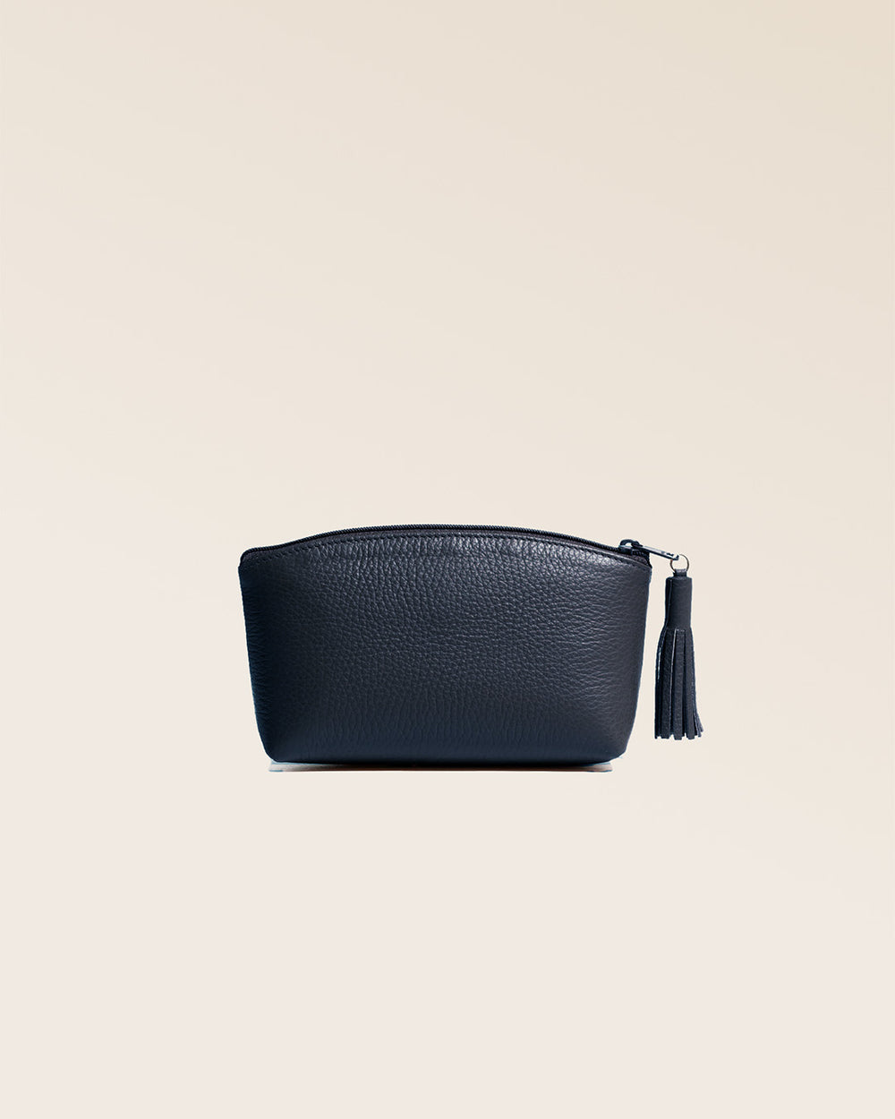 Notre trousse Astrid Renouard en cuir façon vigogne bleu marine vue de dos en studio.