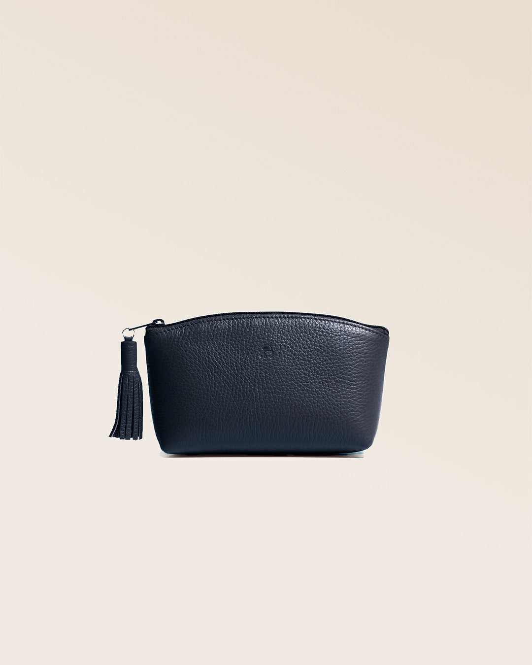 Notre trousse Astrid Renouard en cuir façon vigogne bleu marine vue de face en studio.