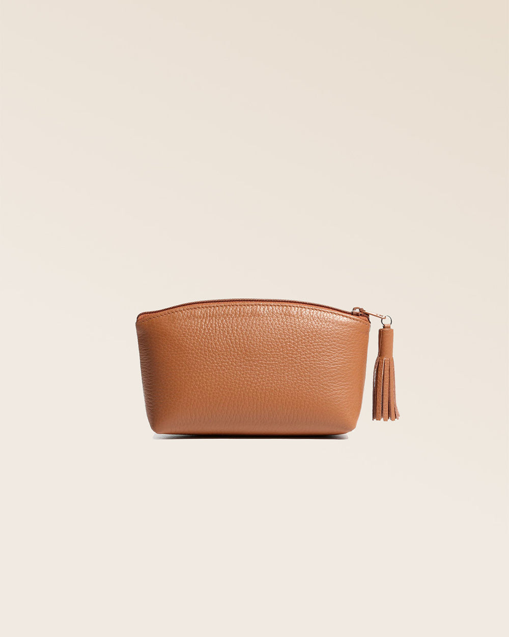 Notre trousse Astrid Renouard en cuir façon vigogne fauve vue de dos en studio.