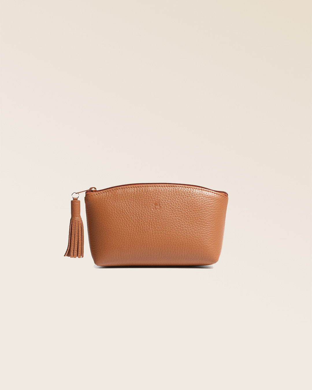 Notre trousse Astrid Renouard en cuir façon vigogne fauve vue de face en studio.
