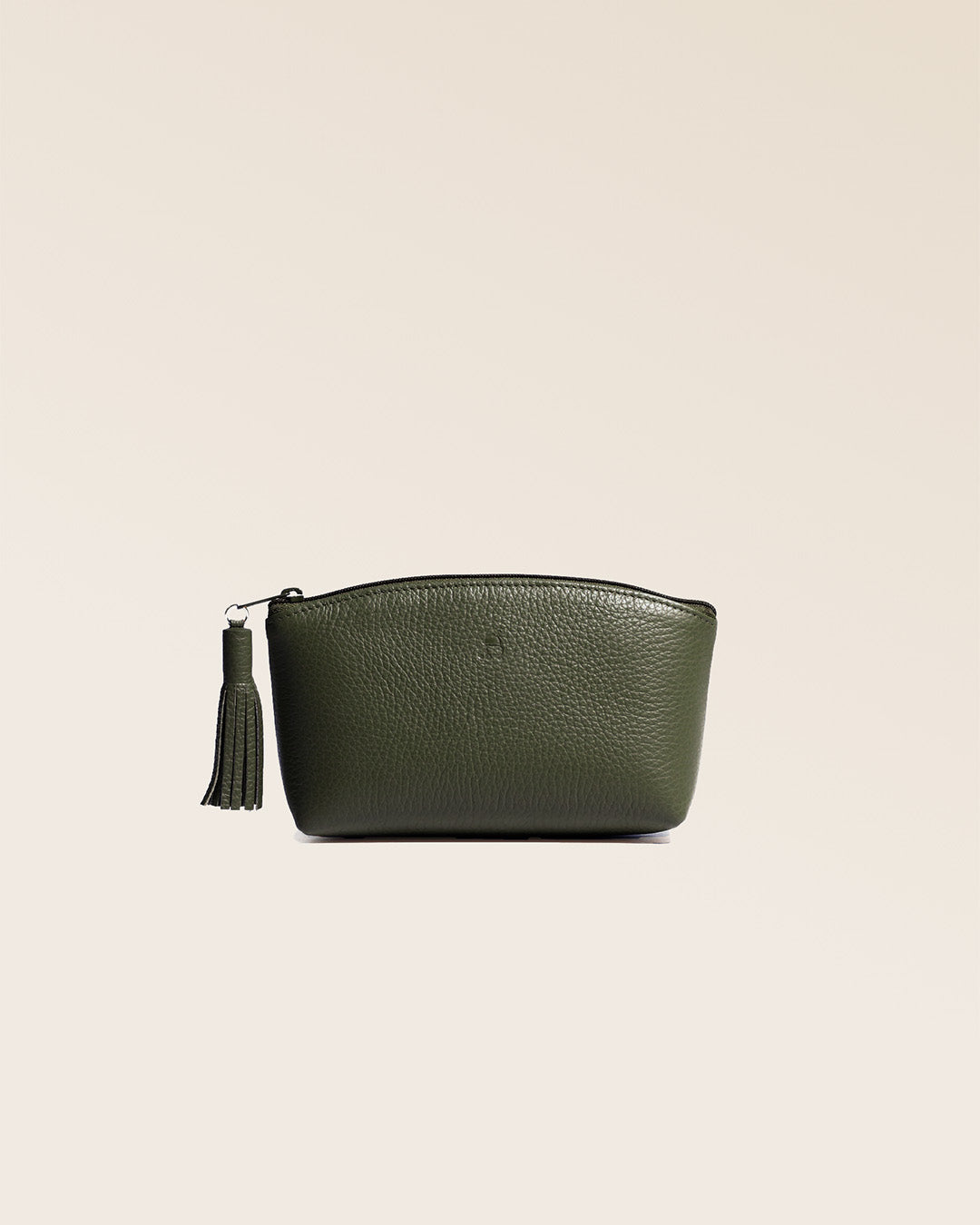 Notre trousse Astrid Renouard en cuir façon vigogne kaki vue de face en studio.