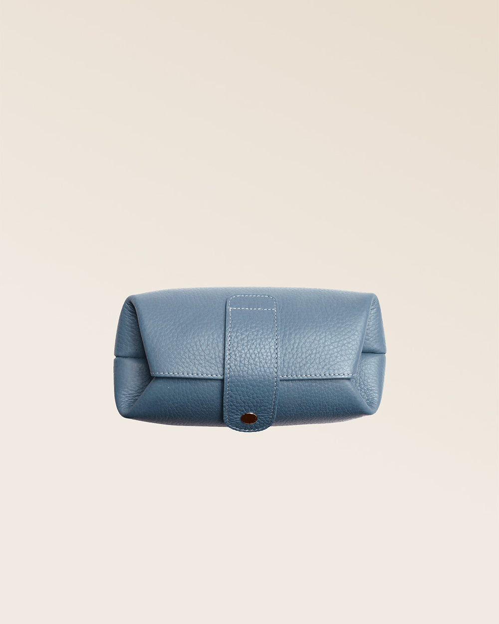 Notre trousse Vecchio Renouard en cuir façon vigogne bleu cobalt vue du dessus en studio.