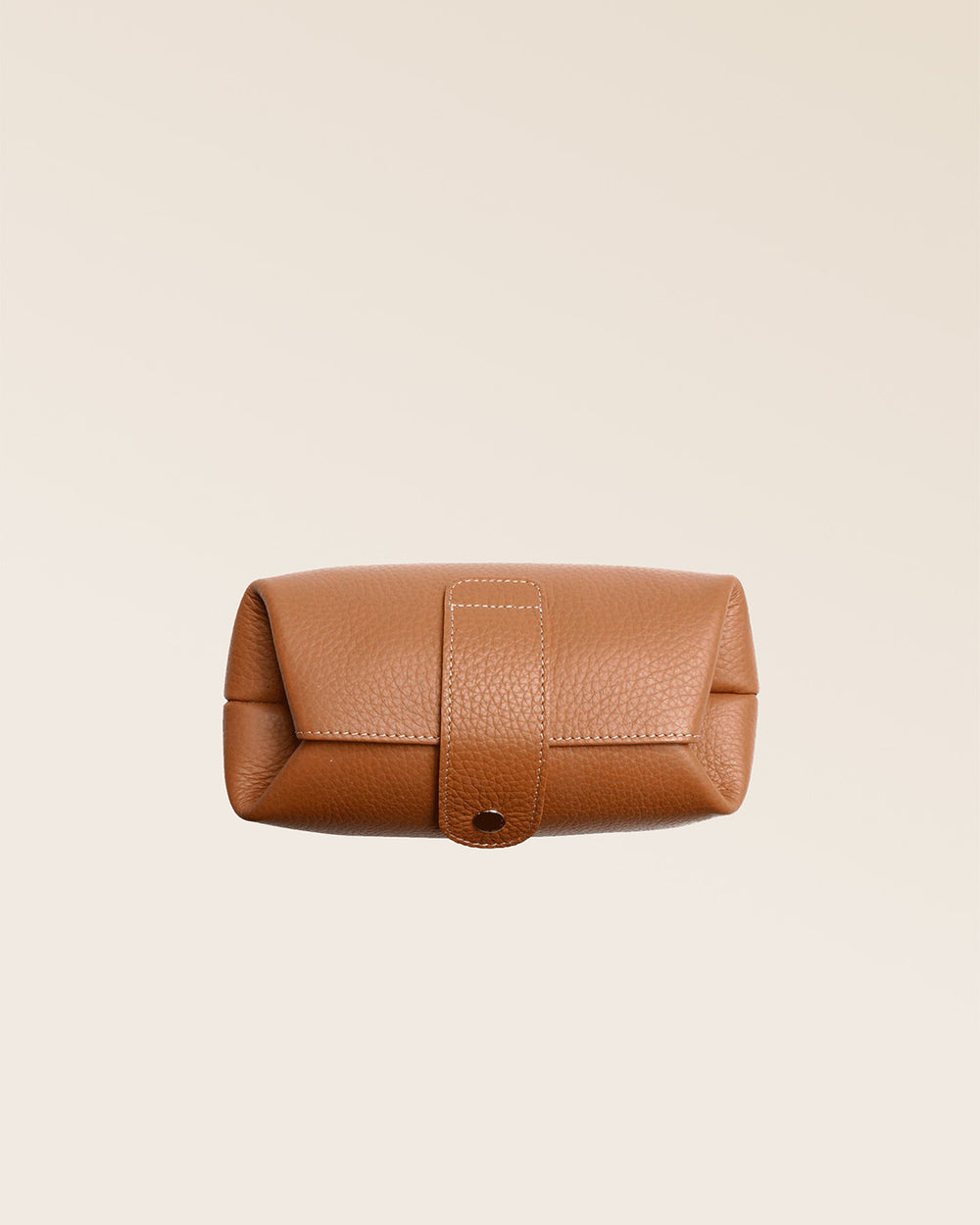 Notre trousse Vecchio Renouard en cuir façon vigogne fauve vue du dessus en studio.