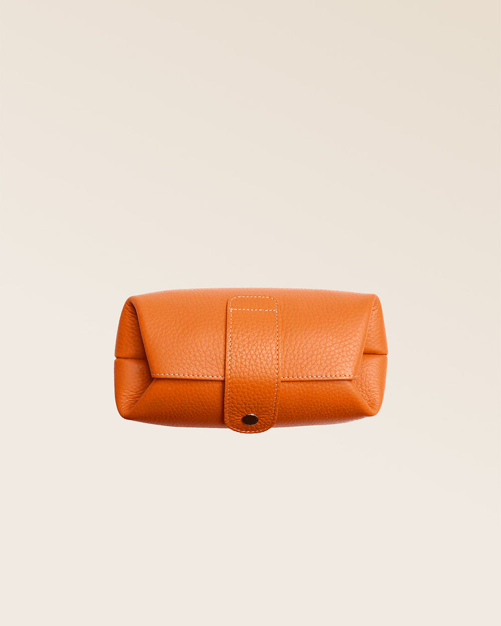 Notre trousse Vecchio Renouard en cuir façon vigogne orange vue du dessus en studio.