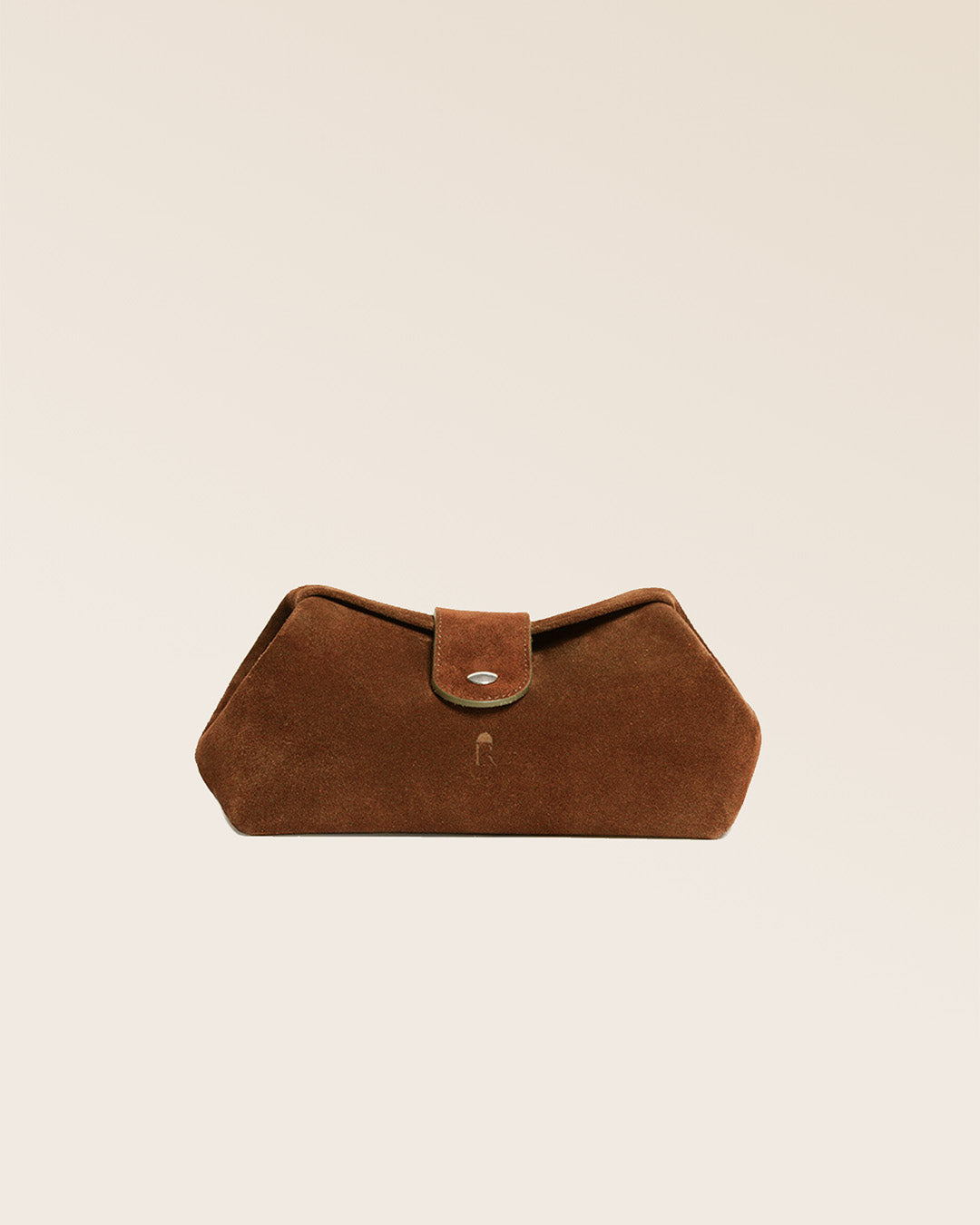 Notre trousse de voyage Renouard en cuir veau velours noisette vue de face en studio.