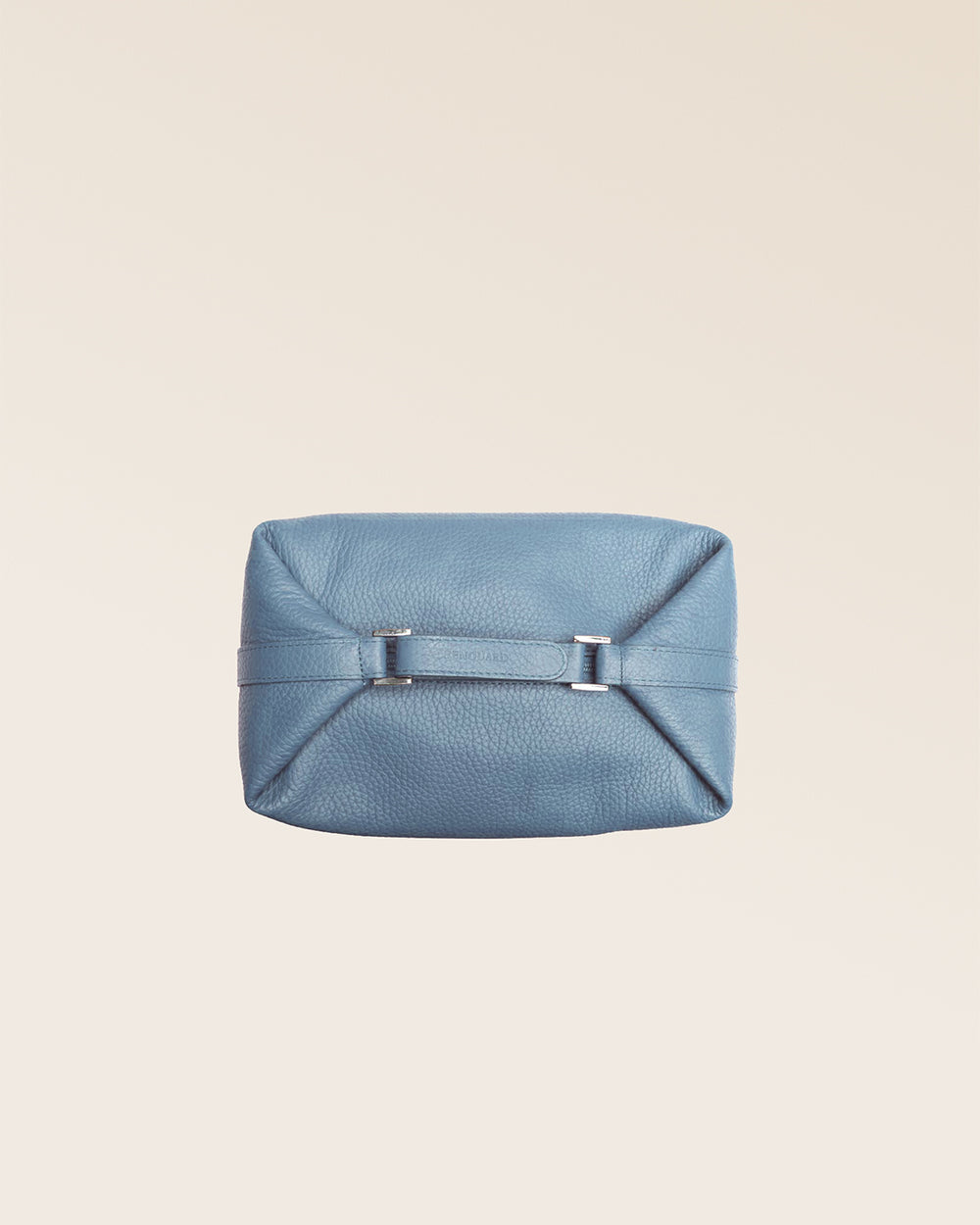 Notre trousse de voyage Renouard en cuir façon vigogne bleu cobalt vue du dessus en studio.