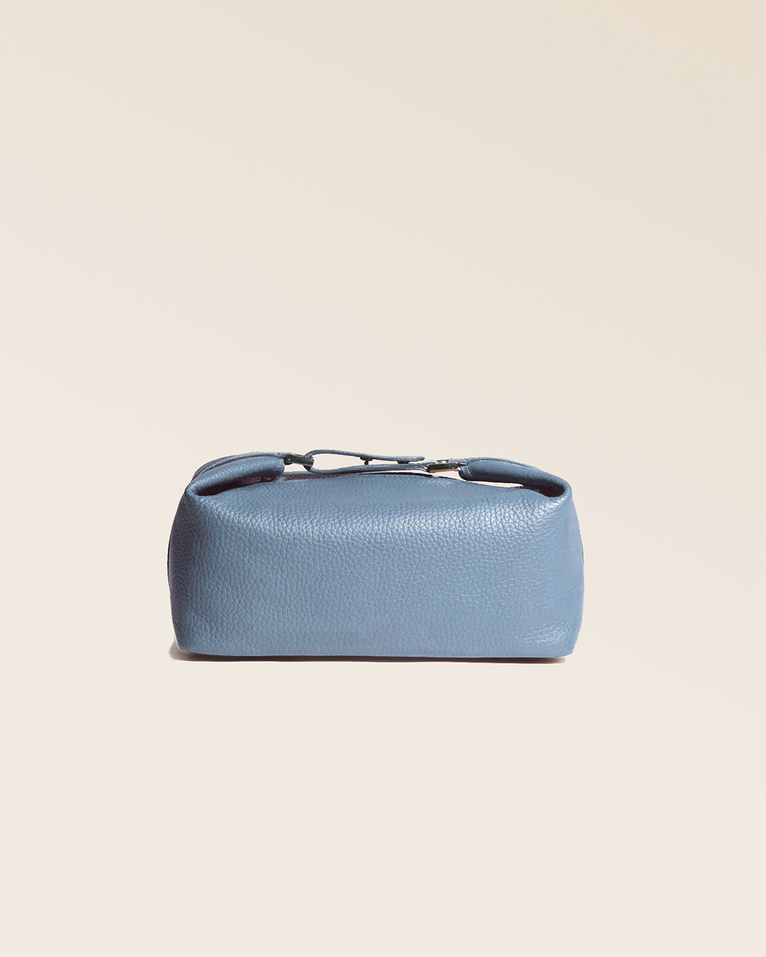 Notre trousse de voyage Renouard en cuir façon vigogne bleu cobalt vue de face en studio.