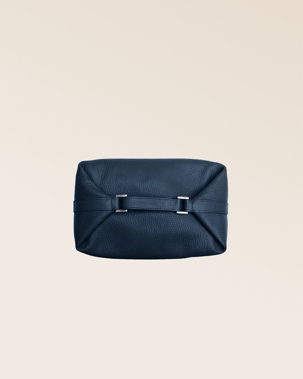 Notre trousse de voyage Renouard en cuir façon vigogne bleu marine vue du dessus en studio.