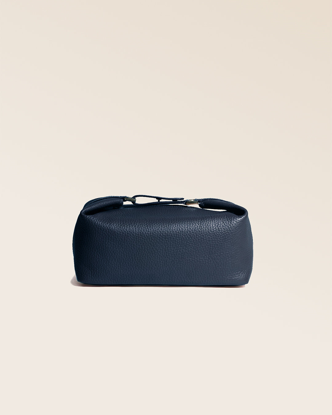 Notre trousse de voyage Renouard en cuir façon vigogne bleu marine vue de face en studio.