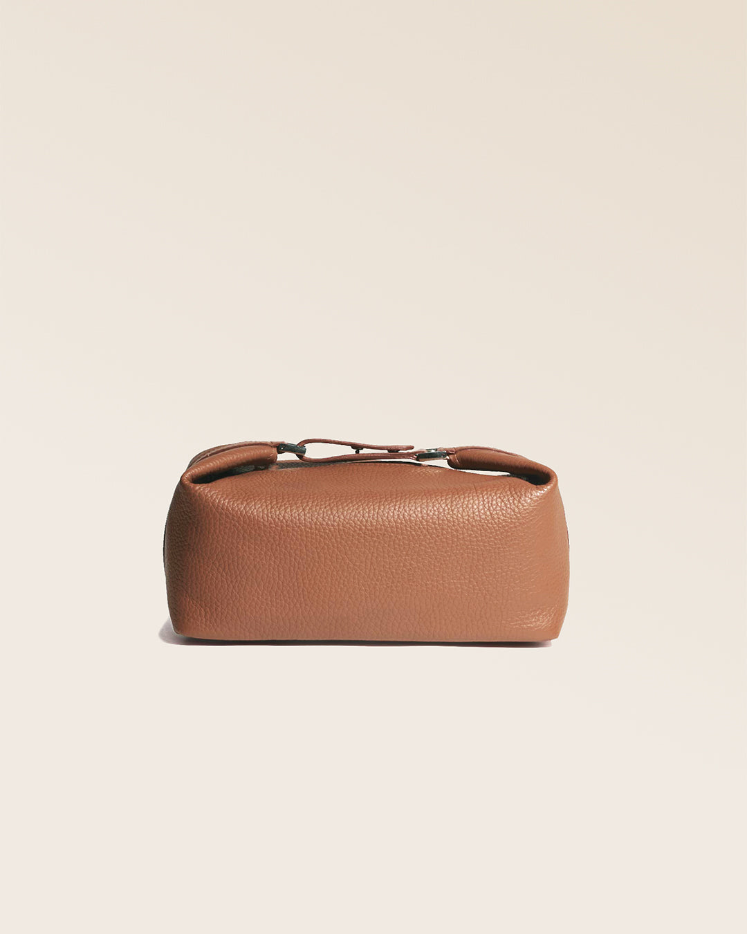 Notre trousse de voyage Renouard en cuir façon vigogne fauve vue de face en studio.