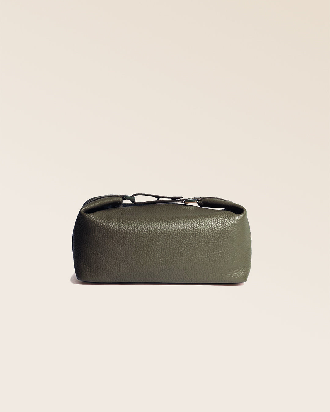 Notre trousse de voyage Renouard en cuir façon vigogne kaki vue de face en studio.