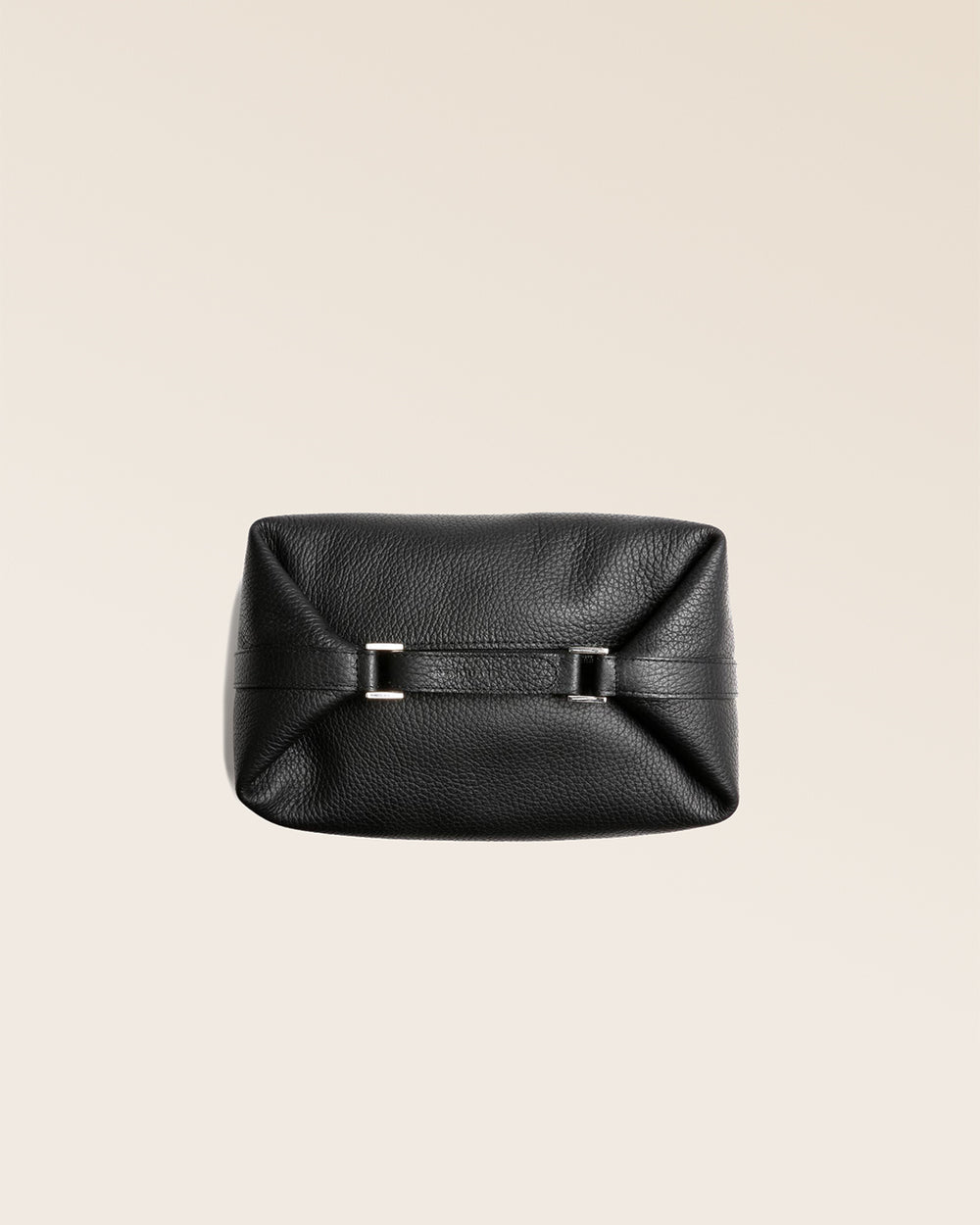 Notre trousse de voyage Renouard en cuir façon vigogne noir vue du dessus en studio.