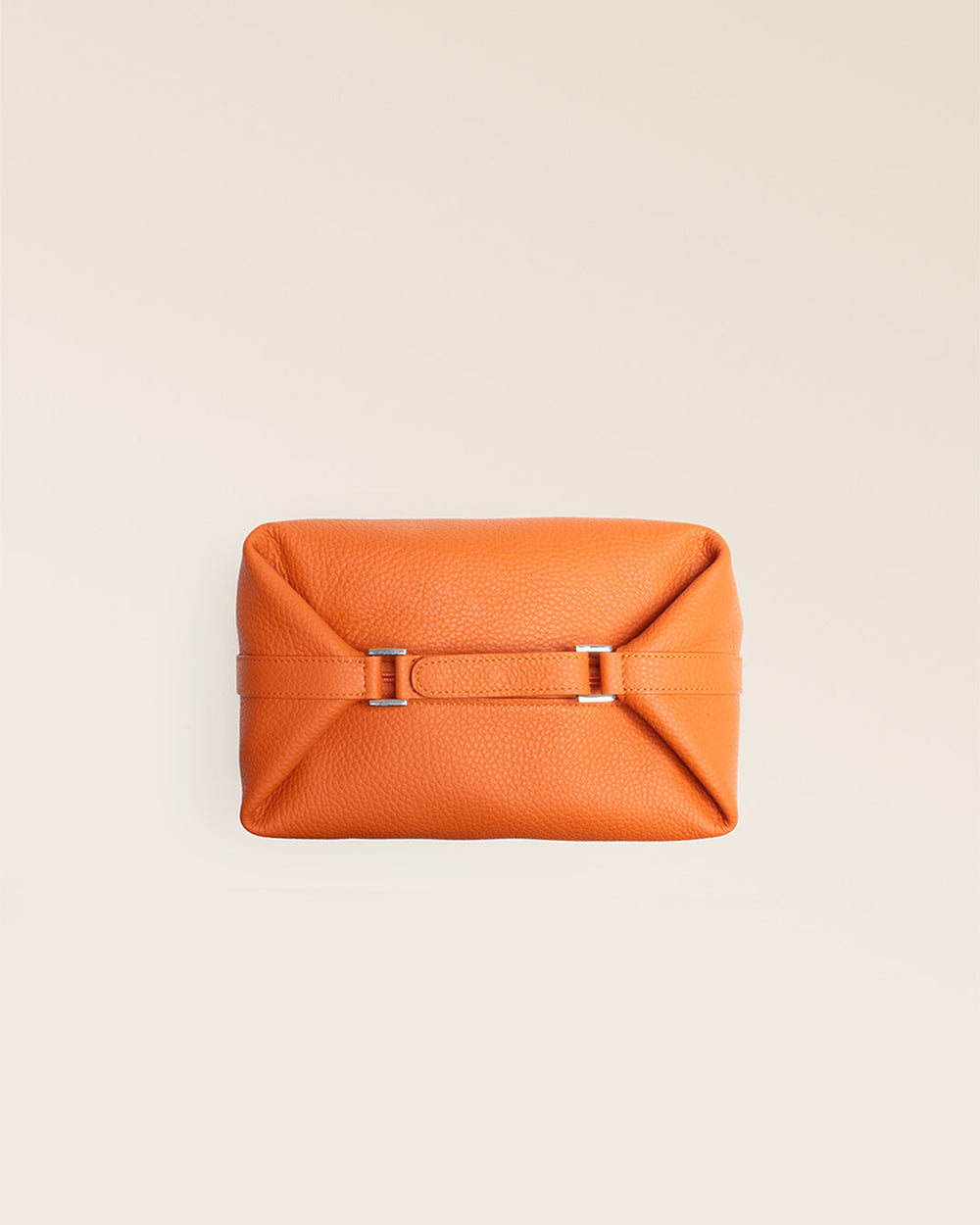 Notre trousse de voyage Renouard en cuir façon vigogne orange vue du dessus en studio.