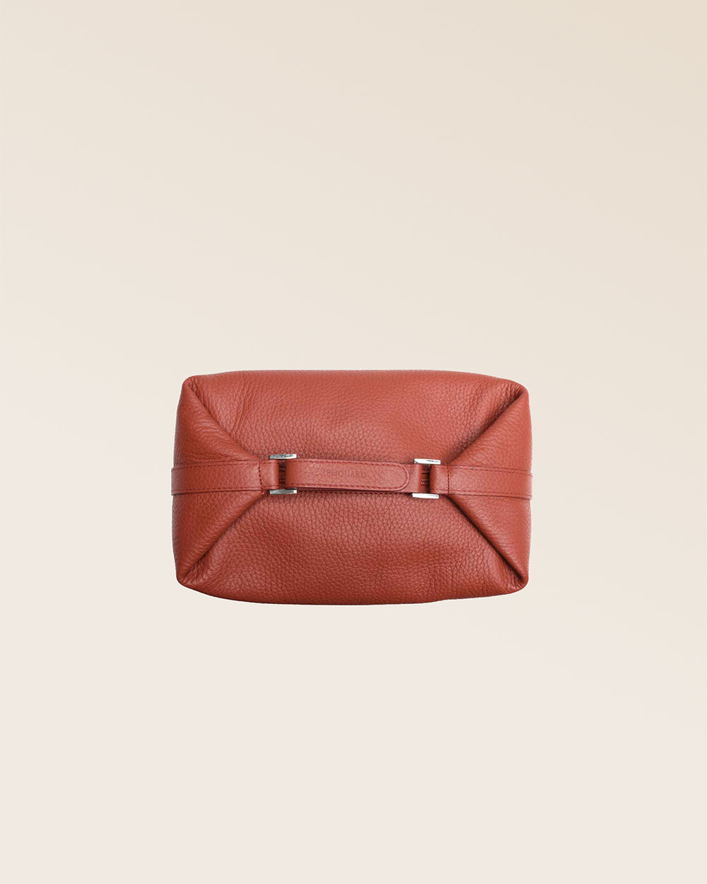 Notre trousse de voyage Renouard en cuir façon vigogne terracotta vue du dessus en studio.