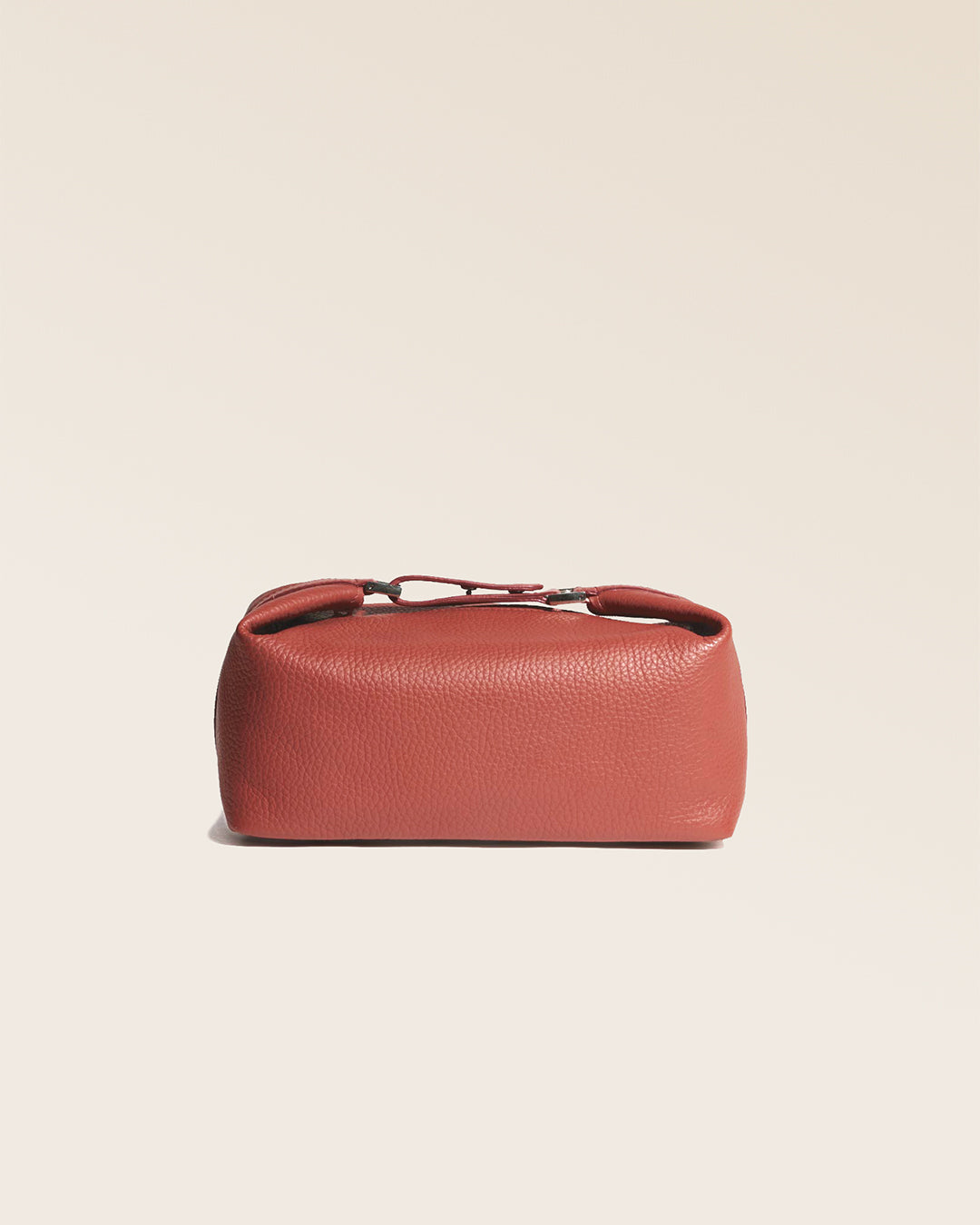 Notre trousse de voyage Renouard en cuir façon vigogne terracotta vue de face en studio.