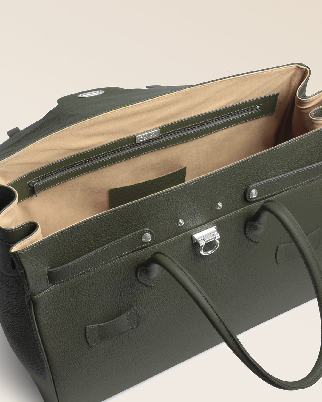 Notre sac Grandes Vacances Renouard en cuir façon vigogne kaki, vu de l'intérieur en studio.