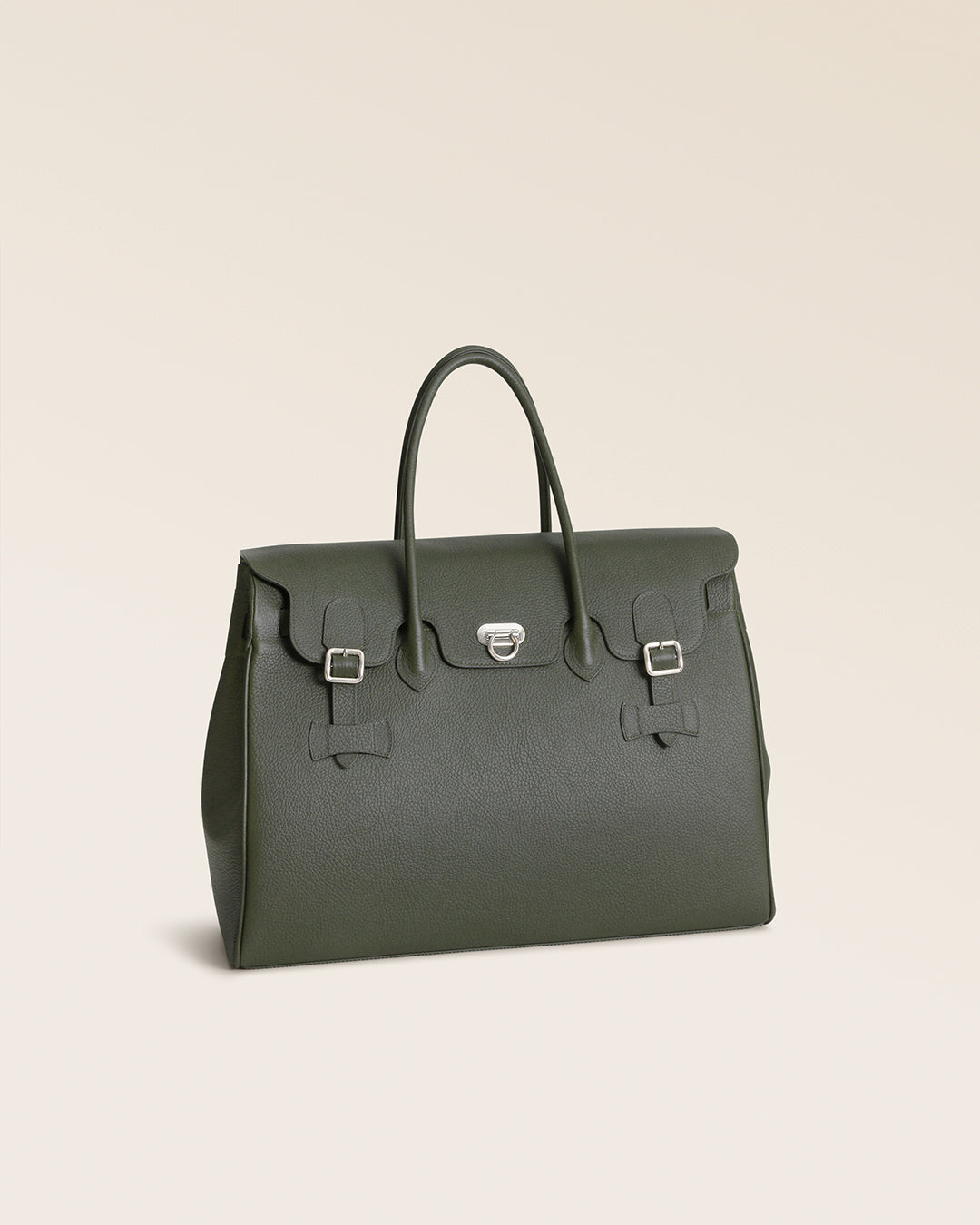 Notre sac Grandes Vacances Renouard en cuir façon vigogne kaki, vu de quart en studio.