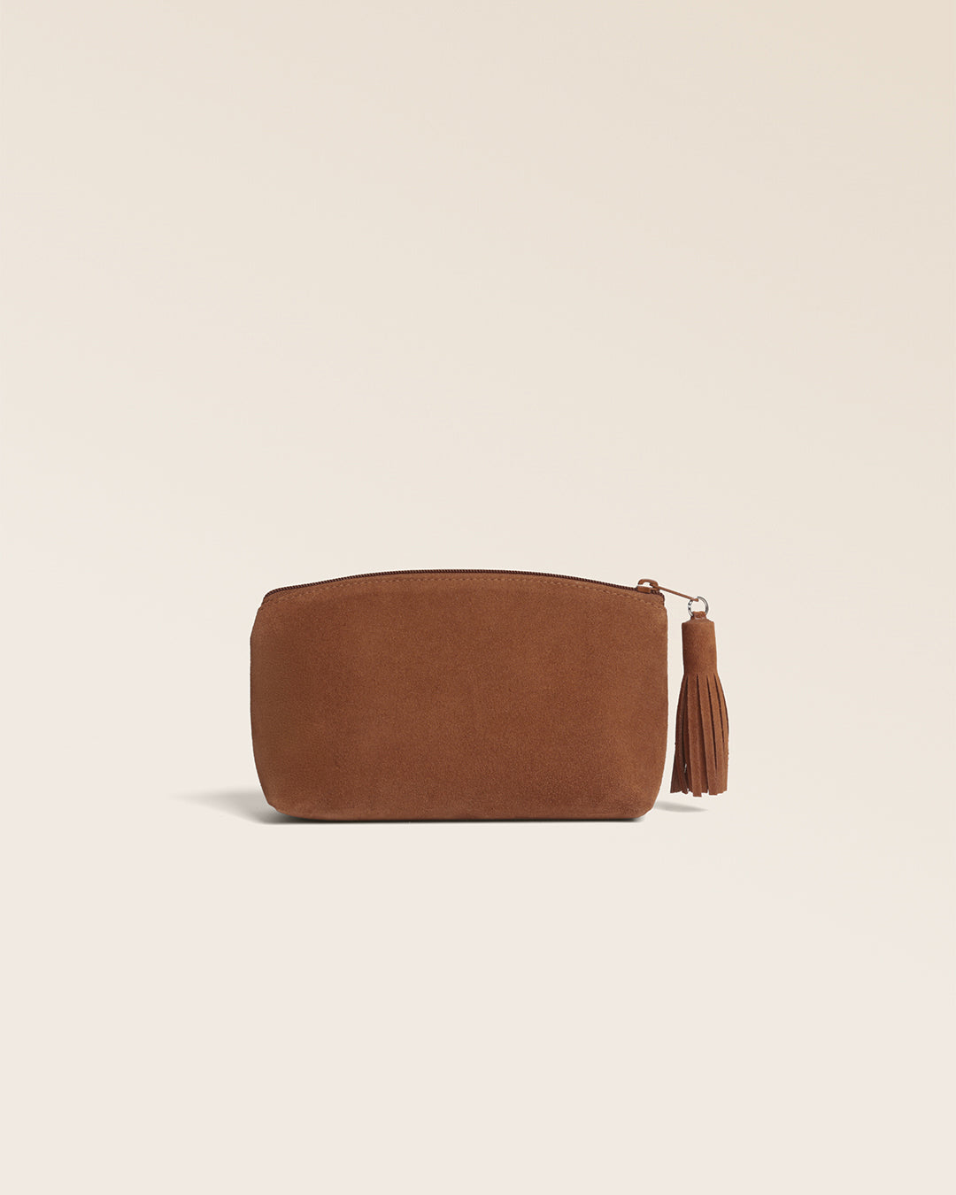 La trousse Astrid Renouard en cuir veau velours noisette, vue de dos en studio.