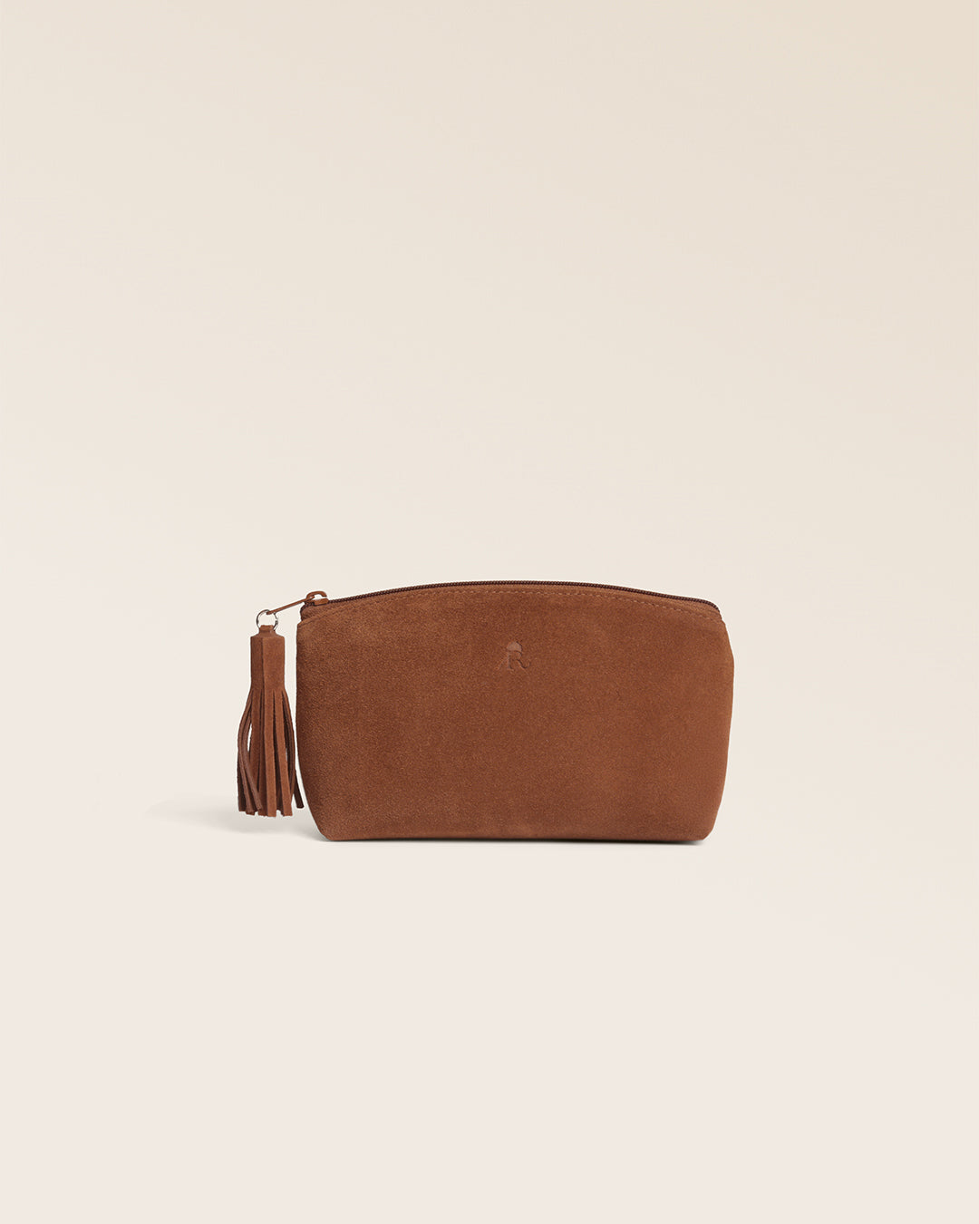La trousse Astrid Renouard en cuir veau velours noisette, vue de face en studio.