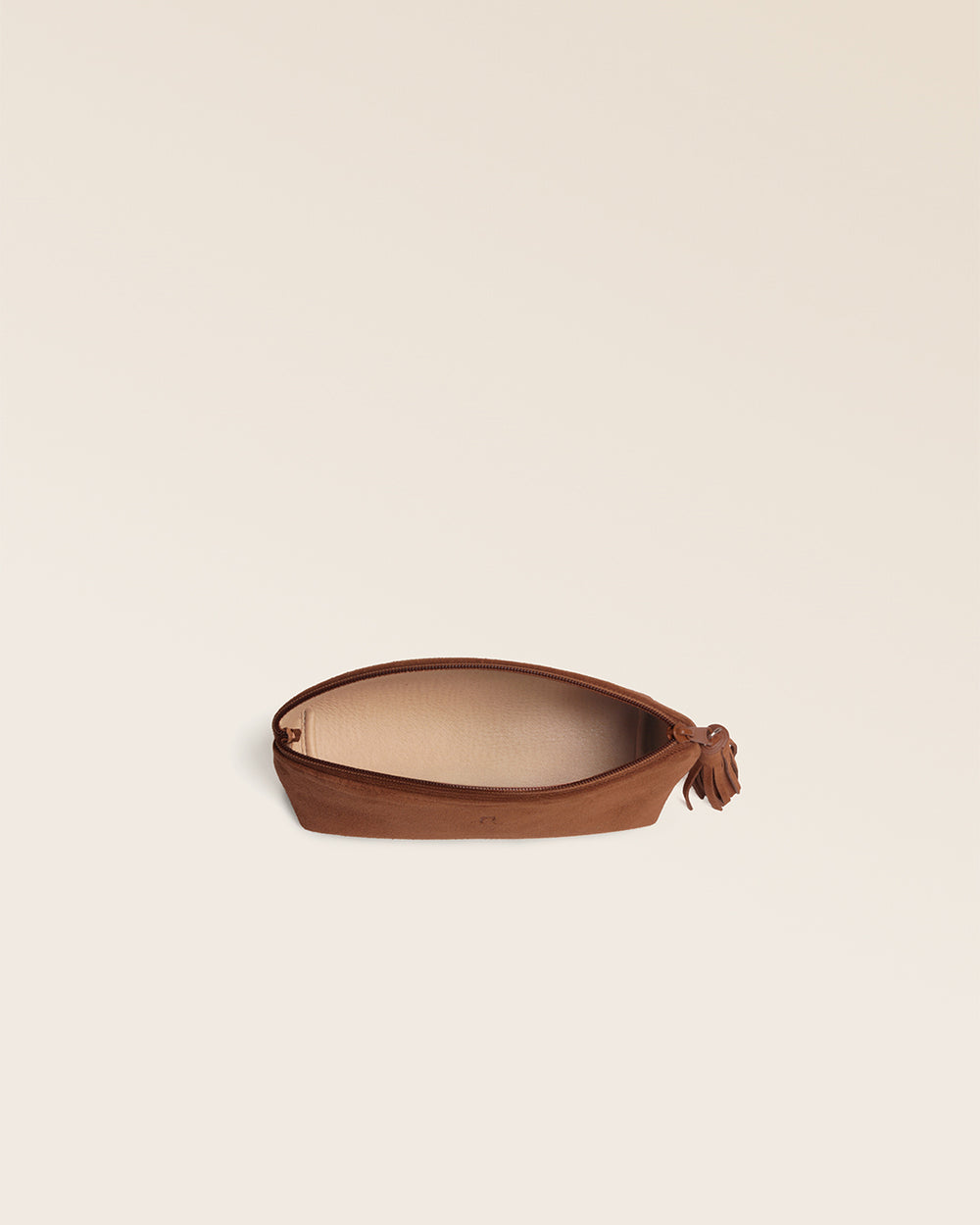 La trousse Astrid Renouard en cuir veau velours noisette, vue ouverte en studio.
