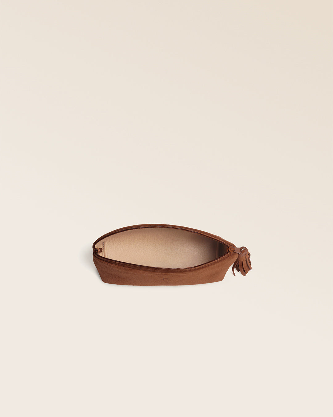 La trousse Astrid Renouard en cuir veau velours noisette, vue ouverte en studio.