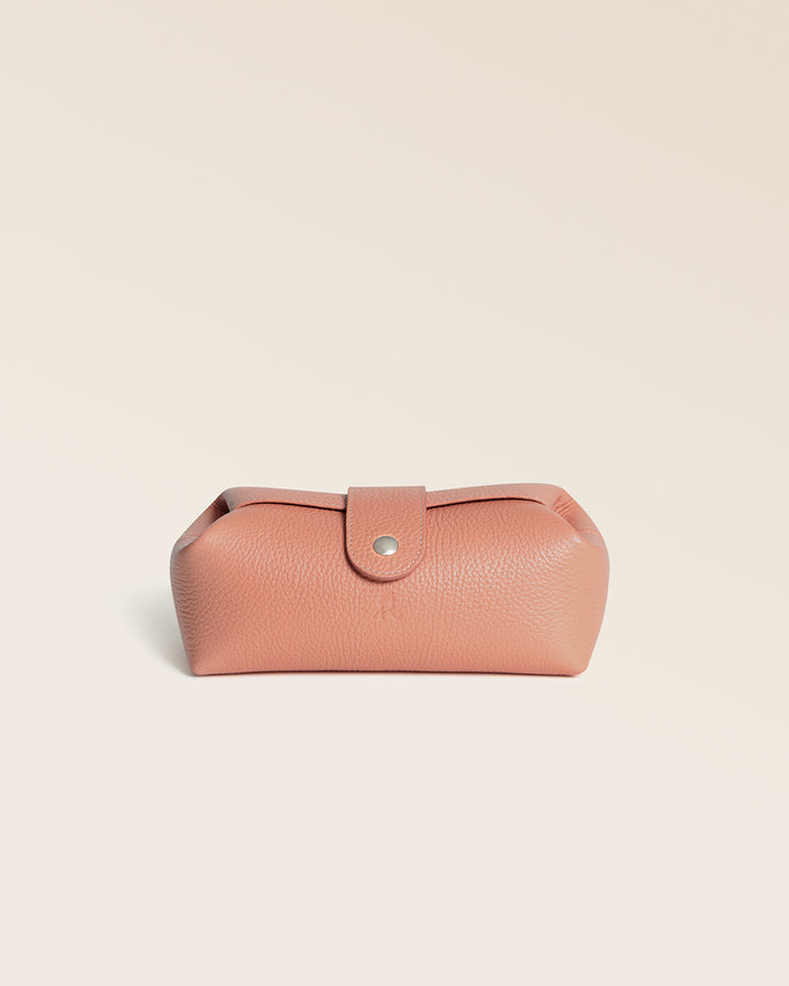 Notre trousse Vecchio Renouard en cuir façon vigogne pêche, vue de face en studio.
