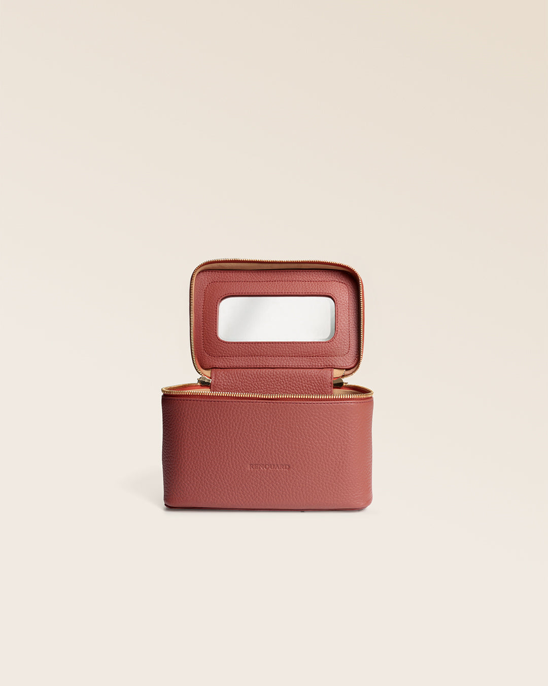 Le petit Vanity Renouard en cuir façon vigogne terracotta, vu de face ouvert en studio.