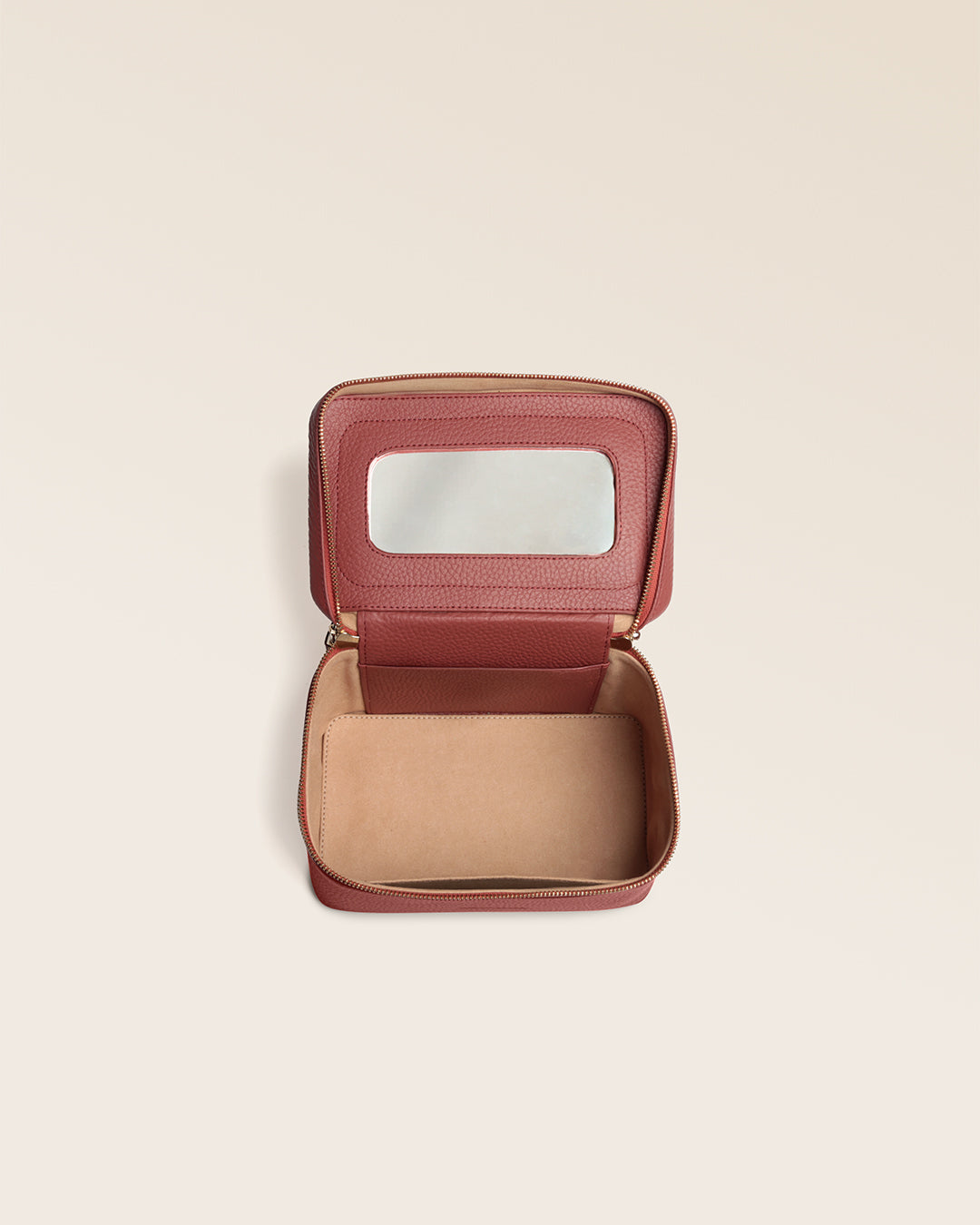 Le petit Vanity Renouard en cuir façon vigogne terracotta, vu du dessus ouvert en studio.